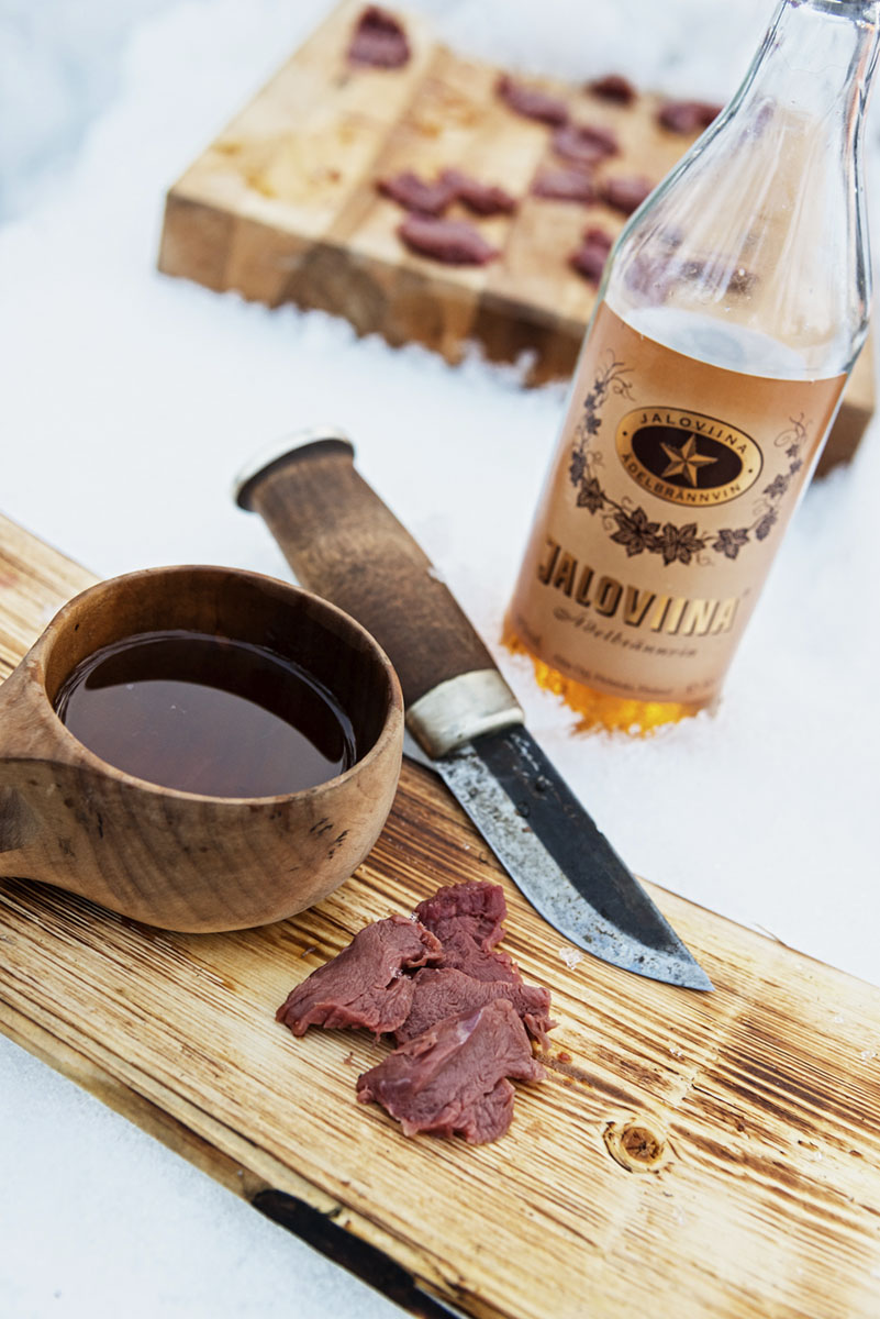 Finnland. Männer-Schutzgebiet 8 Rentiersashimi und Schnaps Finnland outdoors