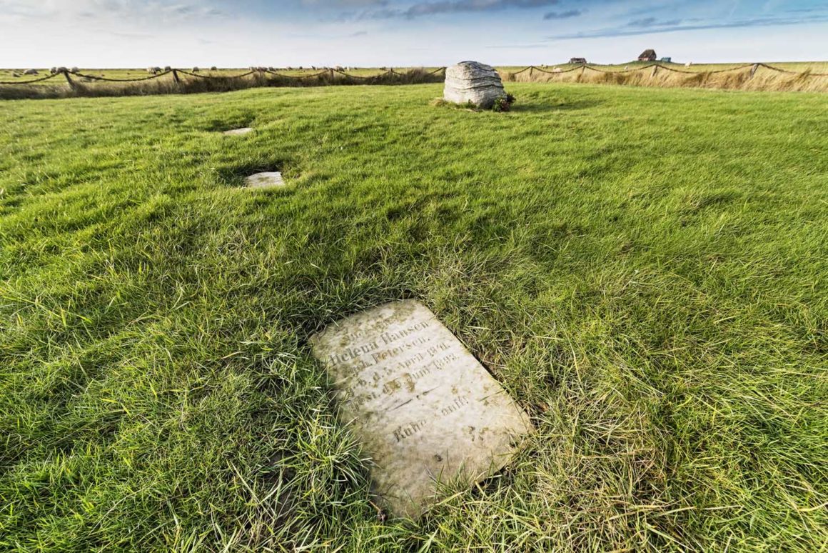 Nordsee. Winter-Abenteuer 7 Grabstein auf dem Friedhof der Hallig Nordstrandischmoor