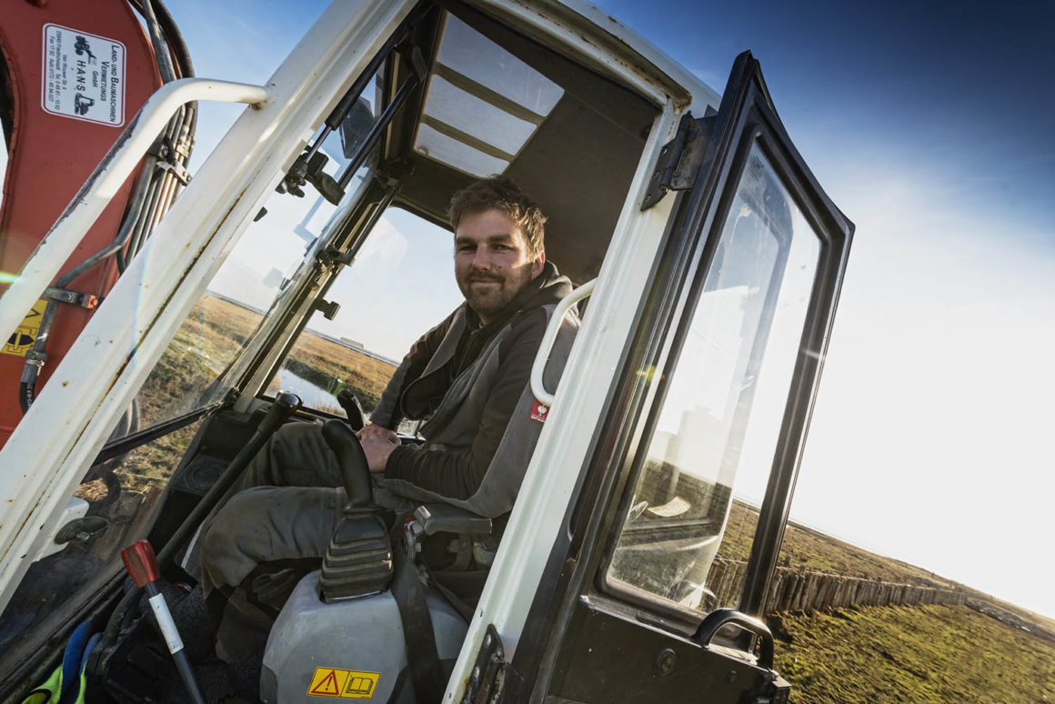 Nordsee. Winter-Abenteuer 4 kusetnschutzer Nommen Kruse repariert Deiche auf der Hallig Nordstrandischmoor