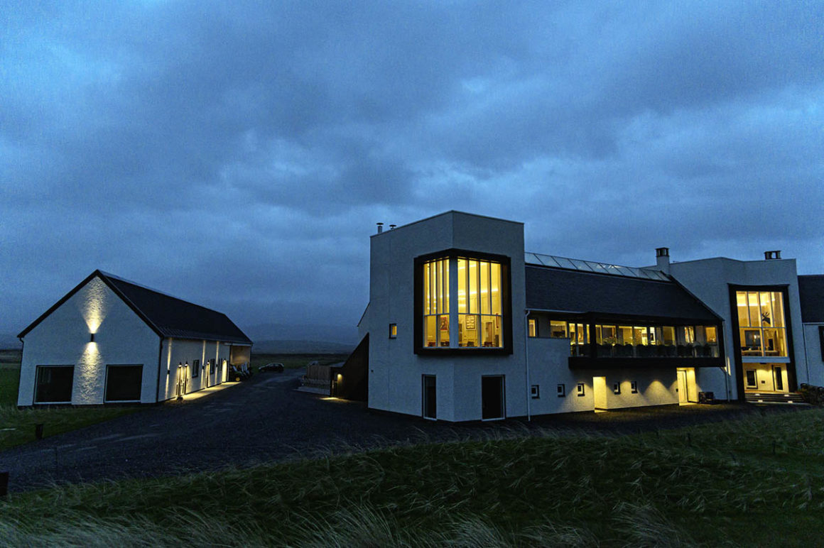 Islay. Whisky satt 16 Machrie Hotel Morgenstimmung erleuchtete Fenster Islay
