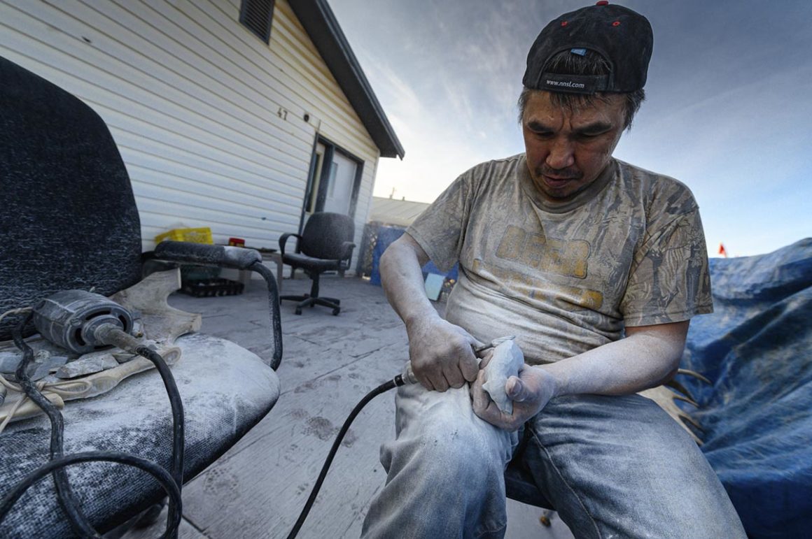 Northwest Territories. Spektakulär unberührt 17 Steinschnitzer Ryan Taylor Inuvik Arbeit an Eisbaer