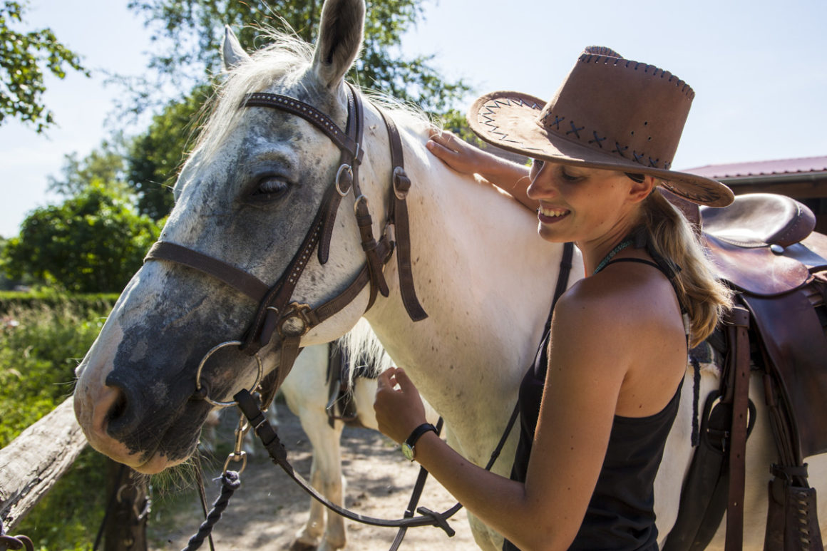 Rhön. Heißer Ritt 8 Pferd Rhön Wanderreiten Cowboyhut Westernreiten