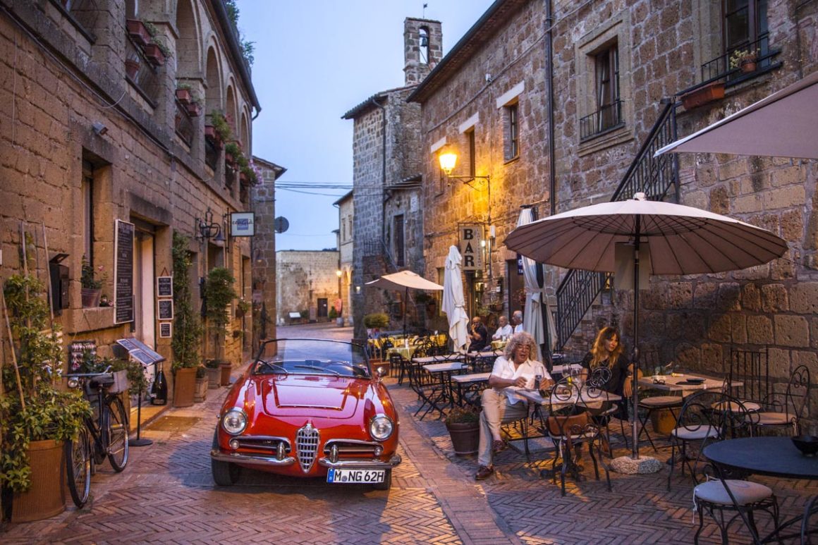Toskana. Ciao Bella 15 Toskana, Sovana, Alfa Romeo Giulia, Enoteca
