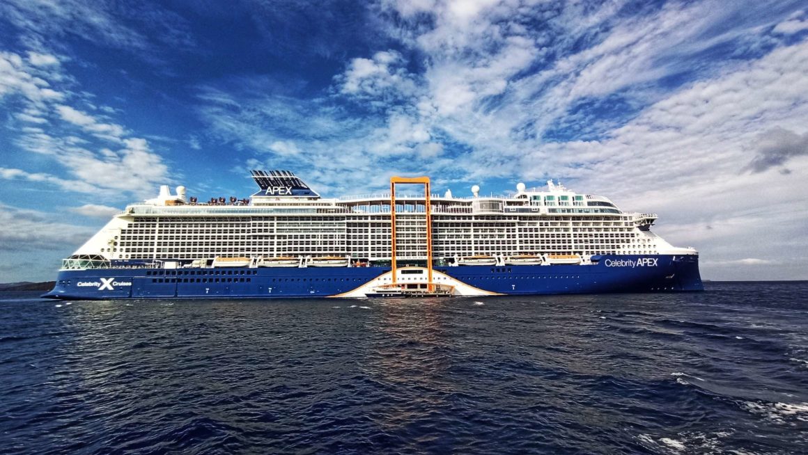 Celebrity Apex. Dein Schiff? 5 "Celebrity Apex": Der orange Bügel sind die Gleitschienen des Magic Carpet