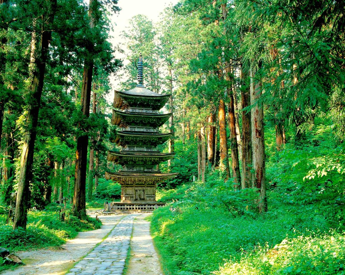 Japan. Geheimtipp Tohoku 9 Gorintō-Pagoda auf dem Heiligen Berg Haguro-san Tohoku Japan Tōhoku-chihō im Nordosten von Honshu