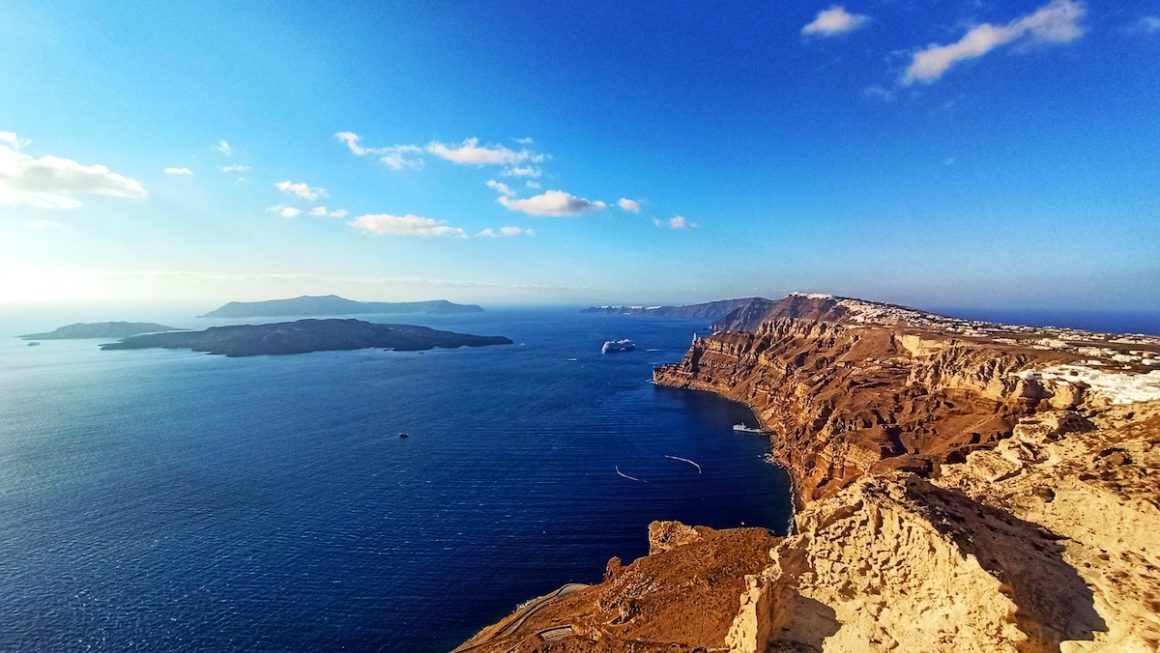 Celebrity Apex. Dein Schiff? 22 Santorins Caldera mit Fira, Oia und den Inseln Thirasia, Aspronisi sowie Palea und Nea Kameni