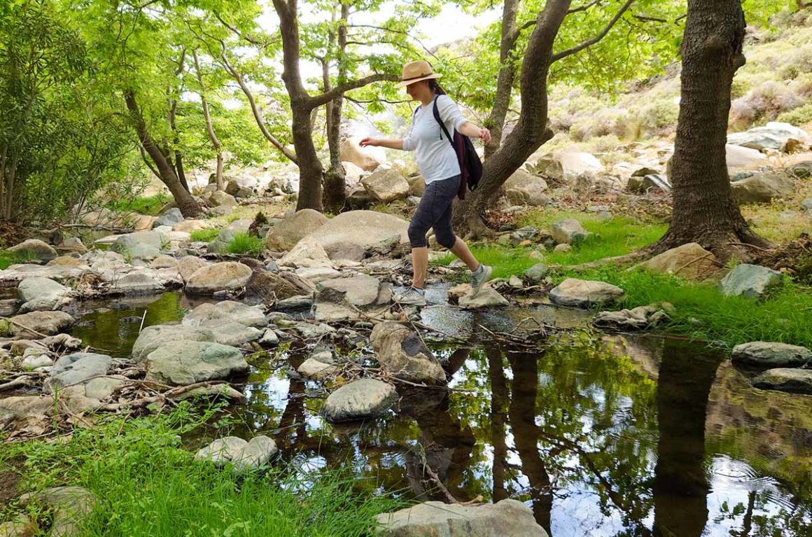 wandern bachueberquerung tinos