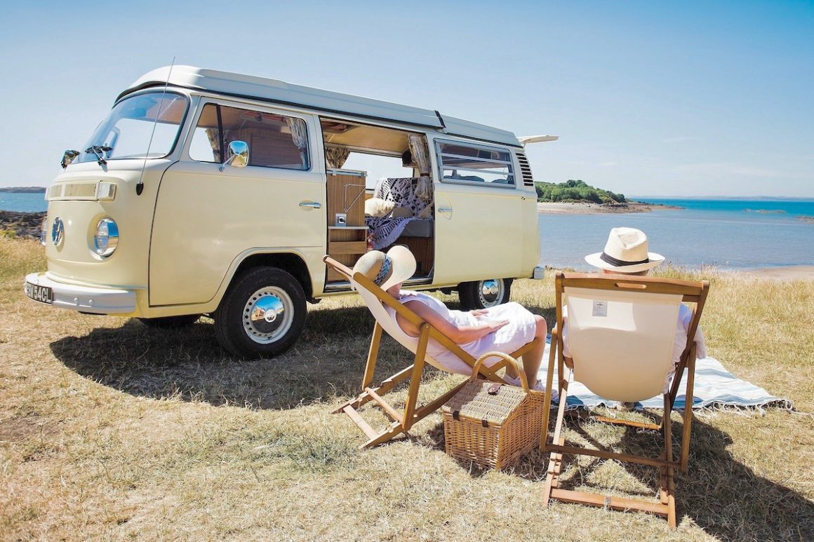 Roadtrip. Zeitreise mit dem T2 14 Camper, Meer, Liegestuhl, Yescapa