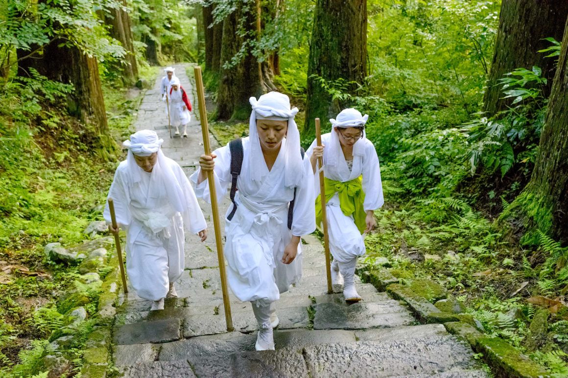 Yamabushi. Outdoor-Tipps für Japan 2 Pilgernde Yamabushi am Fuß des Haguro-san