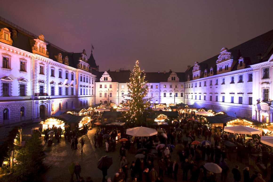 The 10 Most Beautiful Christmas Markets in Bavaria 11 Weihnachtsmäkte in Bayern ROmantischer Weihnachtsmarkt Regensburg Thurn und Taxis ©