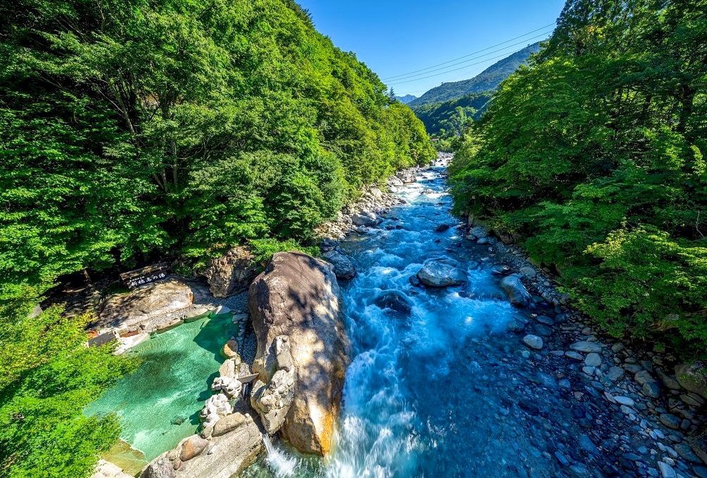 Japans Urgestein 13 Matsumoto Kamikochi Takayama Okuhida: Rotenburo-Becken direkt am Fluss