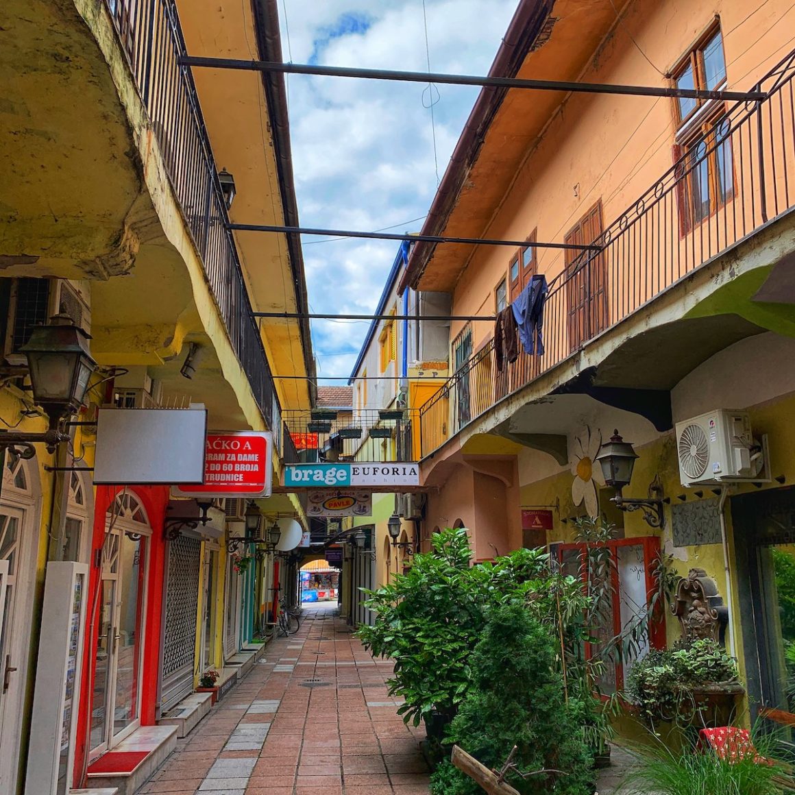 Novi Sad. Jenseits von Belgrad 7 Serbien Vojvodina Novi Sad Novi Sad Freiheitsplatz Passage in Altstadt