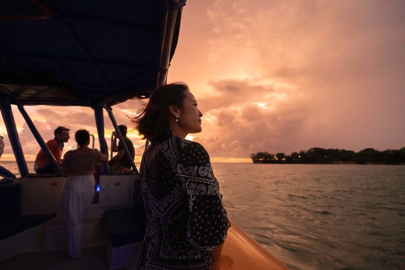 Sonnenuntergang, Frau, Bootstour, Northern Territory, Australien