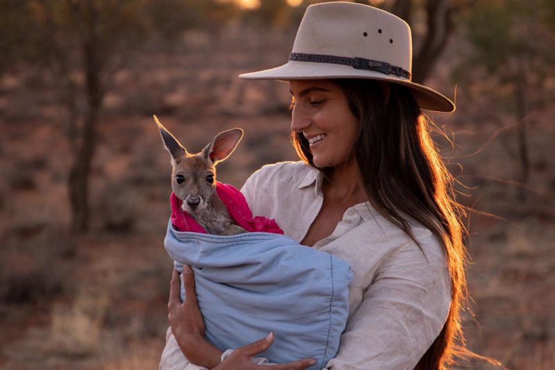 Frau, Känguru, Northern Territory, Australien