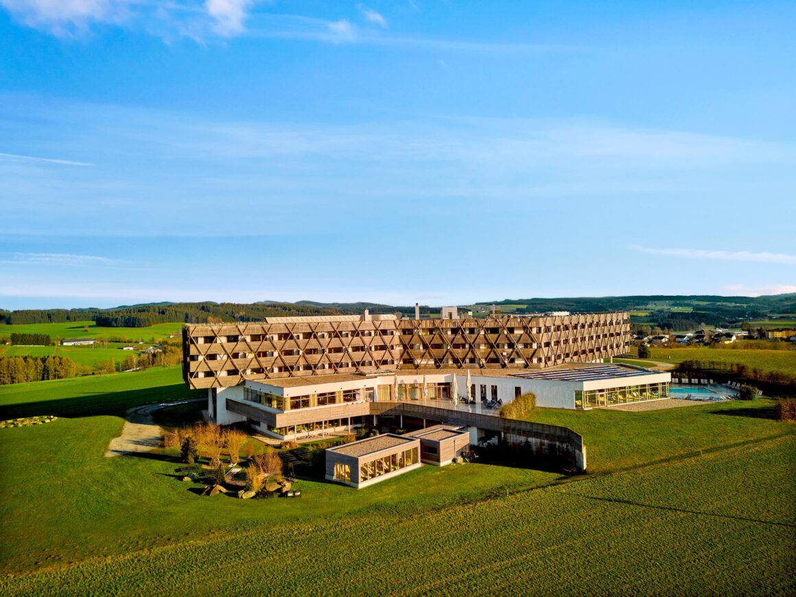 Velorama. Im Flow durchs Mühlviertel 28 Sauna, Außenpool und Gebäud e des Falkensteiner Hotel Mühlviertel in Bad Leonfelden, Oberösterreich,