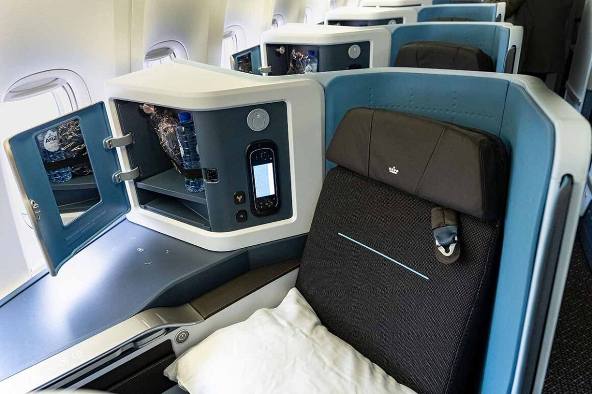 Sitz und Schrank, KLM World Business Class, 777-300