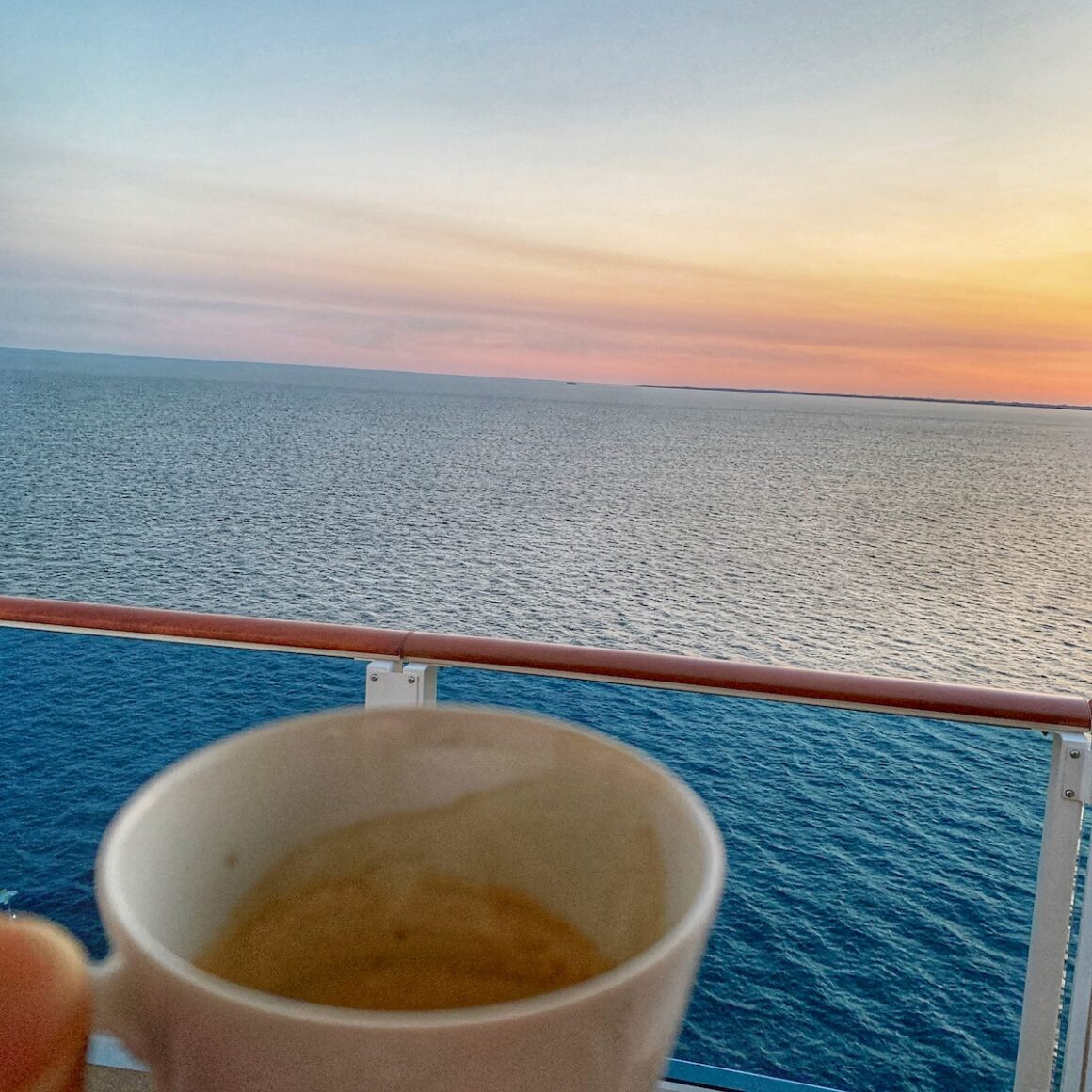 „God morgen!“ mit frischem Espresso aus der Mietmaschine in der Kabine