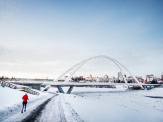 Walterdale Brücke, Winter, Joggerin, Edmonton