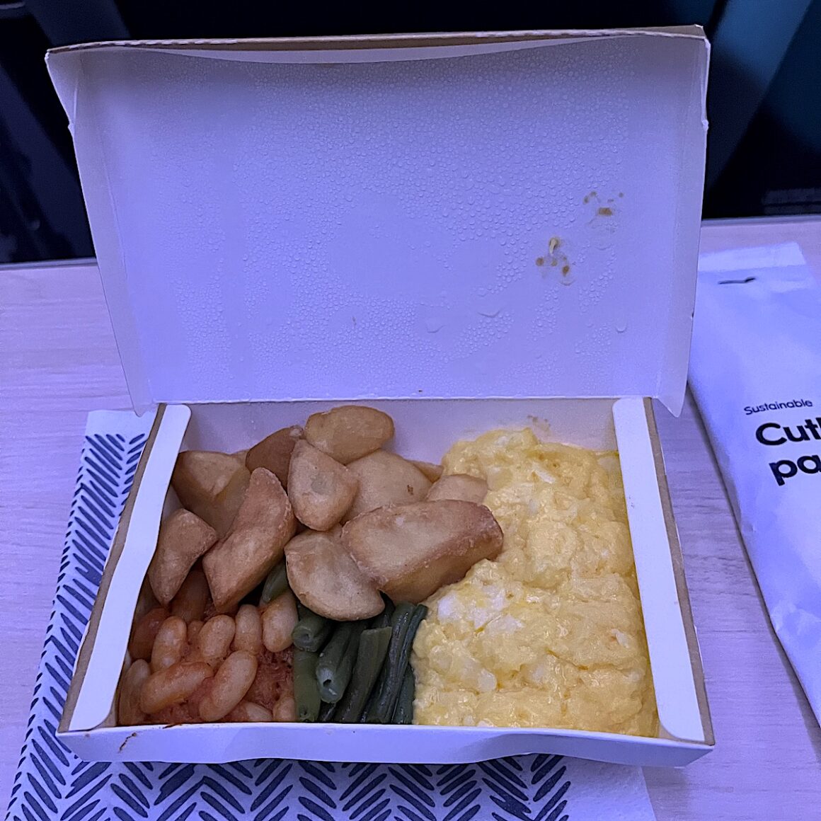 Finnair Premium Economy. Premiere 6 Finnair Premium Economy Class neue Kabine im A 350-900 Frühstück im Pappschachtel