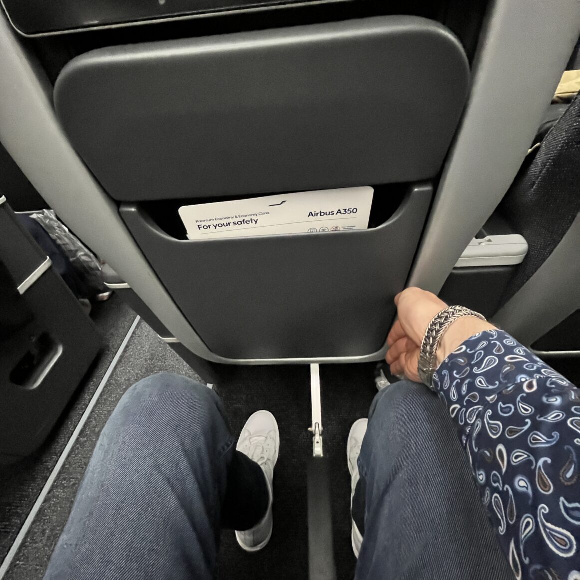 Finnair Premium Economy. Premiere 2 Handbreit zwischen Knie und vordersitz