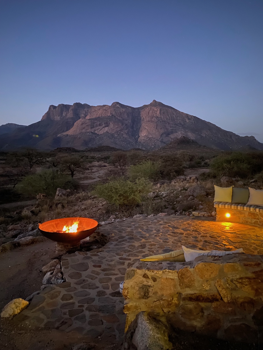 Namibia. 9 x Woooow! 16 Namibia, Hohenstein Lodge, Lagerfeuer, Erongo