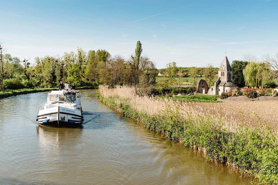 Hausboot, Ruine L`eglise de La Loyère, Canal du Centre, Burgund