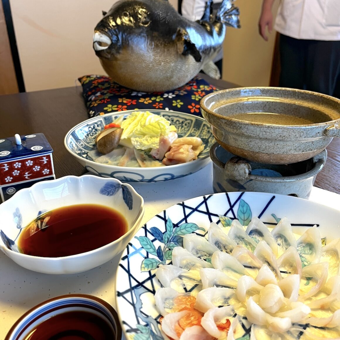 Fukushima. Japan pur! 21 Reise Tipp Fukushima Mr. Kochi Suzuki aus Soma serviert Fugu Sashimi