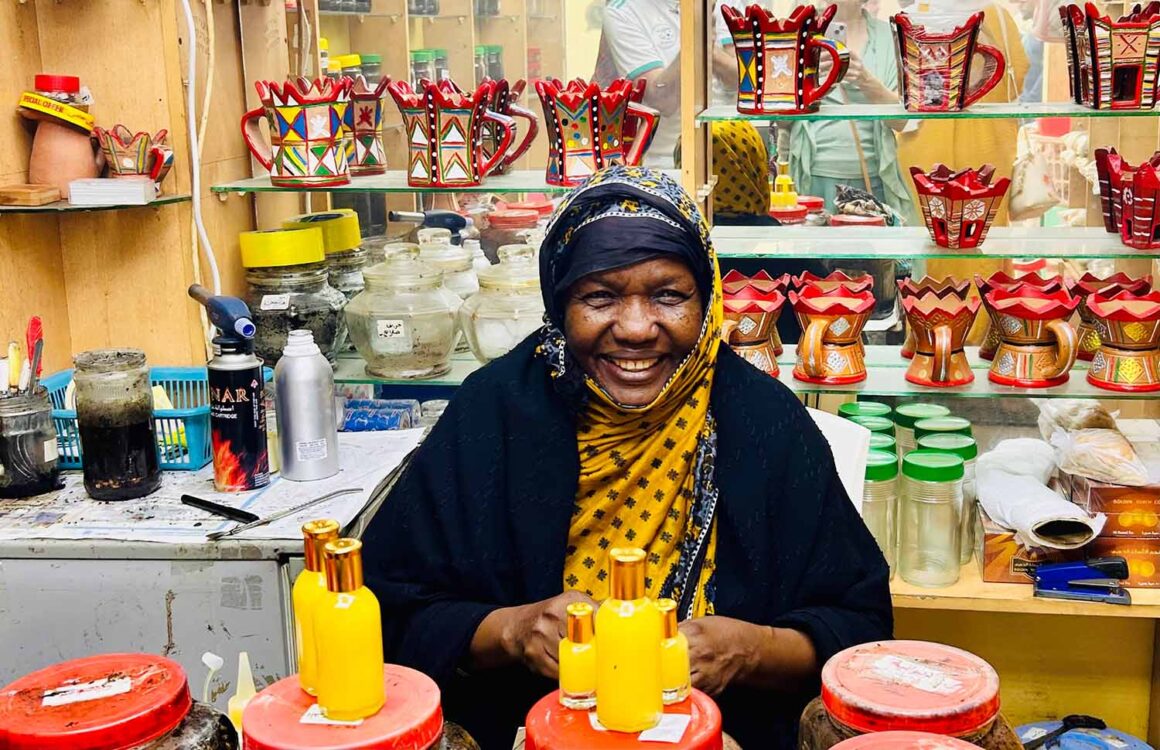 Salalah. Arabia Felix im Nieselregen 17 Weihrauchverkäuferin , Salalah, Oman