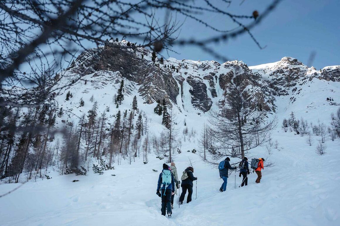 hiking group, snow, Sertig Valley, Davos