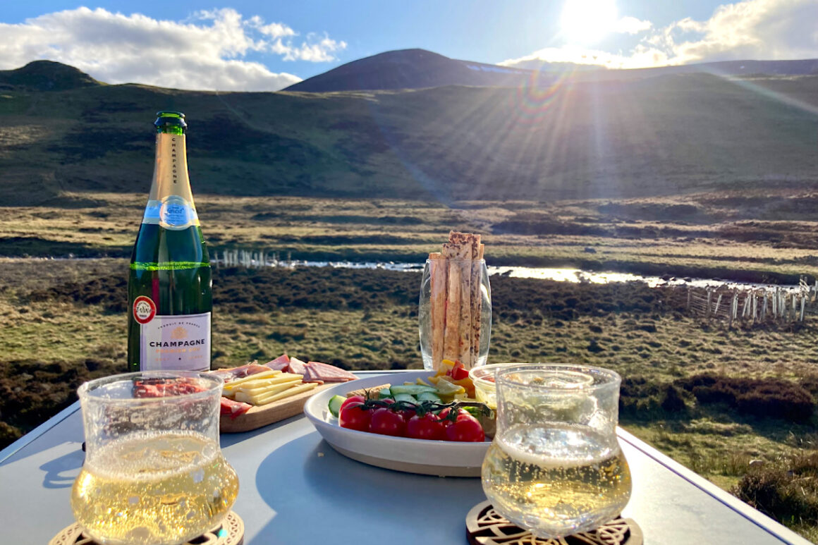 Schottland. Glühende Camper-Liebe 26 Schottland, Camper, Champagner, Ausblick, Cairngorms