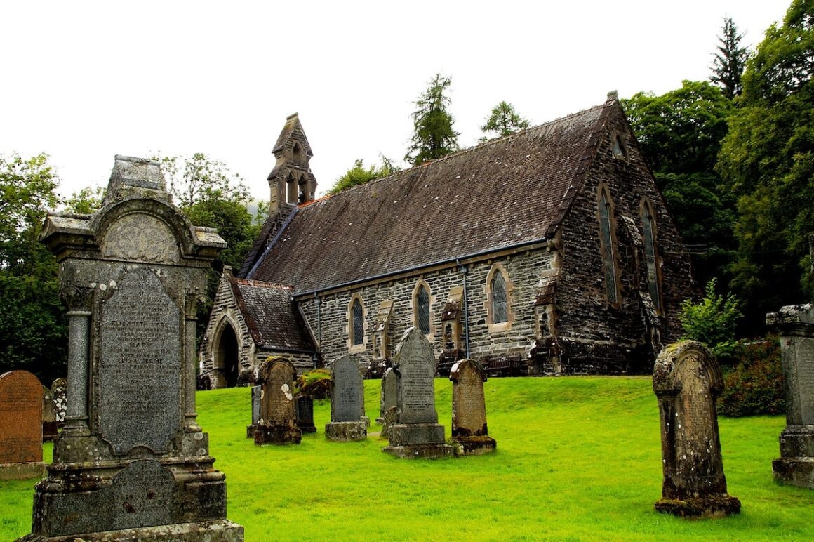 Schottland. Glühende Camper-Liebe 6 Schottland, Kirche, Loch Lomond, Friedhof
