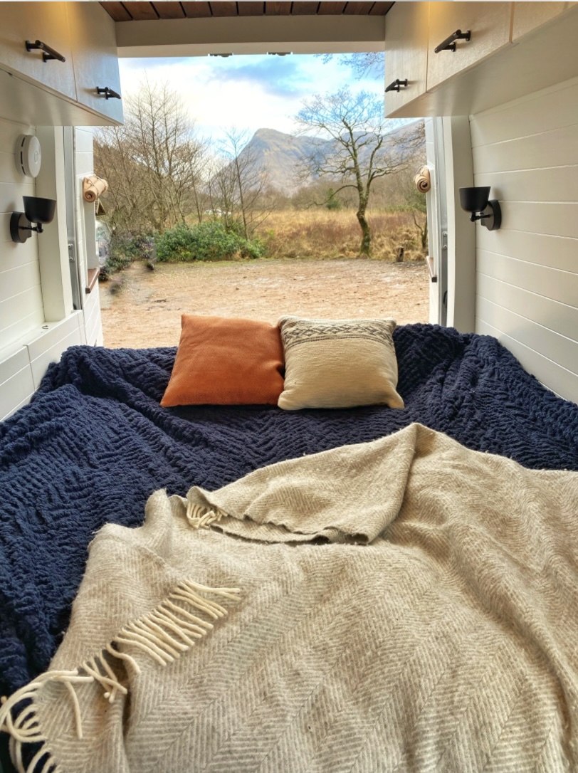 Schottland. Glühende Camper-Liebe 11 Schottland, Camper, Ausblick, Landschaft, Bett