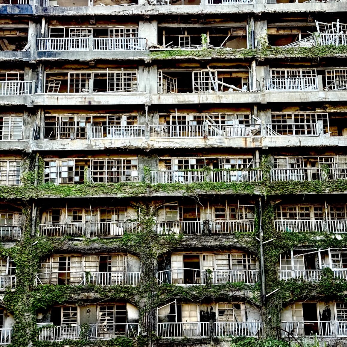 Hashima. Japans verbotene Insel 2 Hashima Geisterinsel Fassade Ruinen