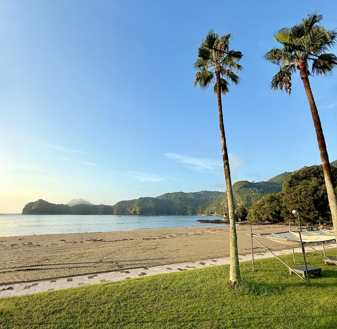 Kyushu. Japans Küstbarkeiten 12 Kyushu Sumie Beach Palmen Morning Glow