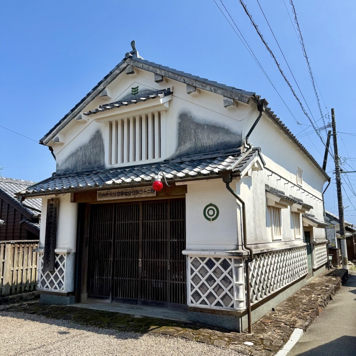 Kyushu. Japans Küstbarkeiten 18 Kyushu Mimitsu-machi Feuerwache mit ihrer traditioneller „Seegurken“-Namakofassade