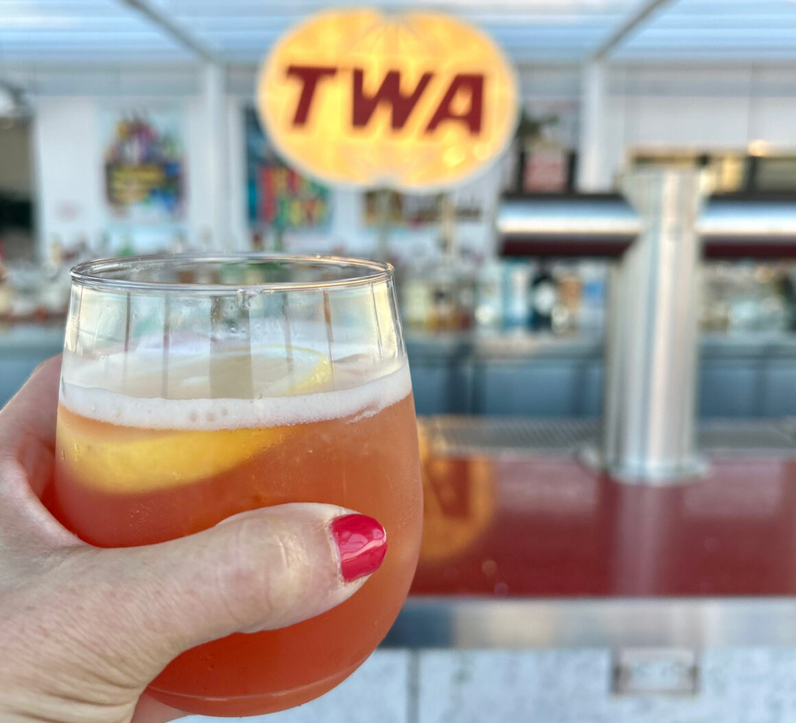 TWA Hotel JFK. Zwischenstopp Retro 25 TWA, Drink, Bar, Rooftop
