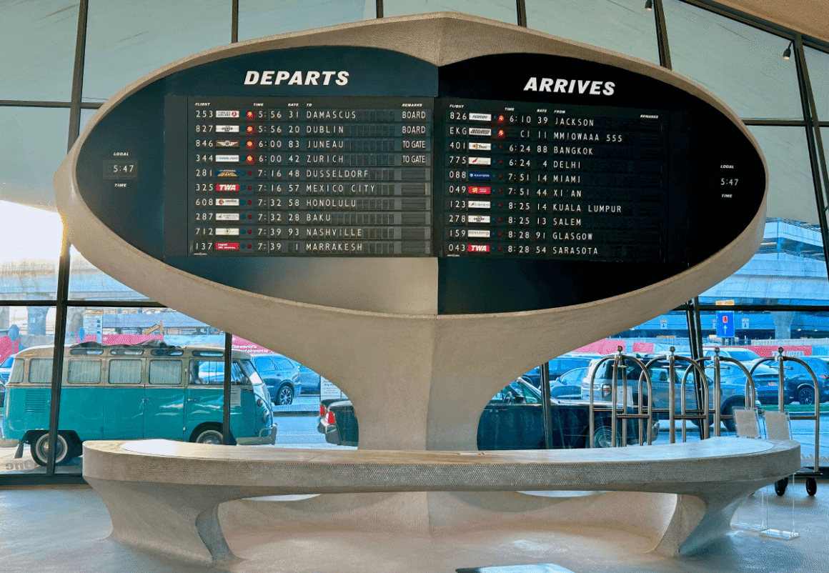 TWA Hotel JFK. Zwischenstopp Retro 11 TWA, Eingangshalle, Schild