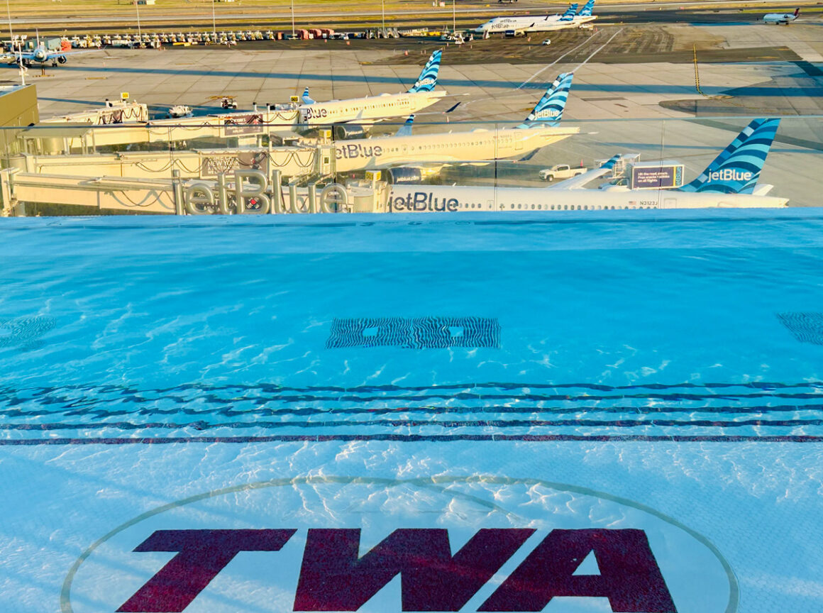 TWA Hotel JFK. Zwischenstopp Retro 26 TWA, Pool, Flugzeuge, Jetblue
