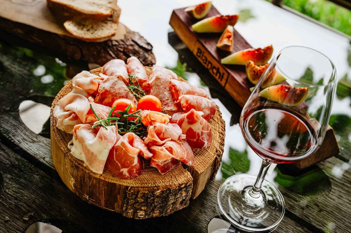 Lugano: 10 persönliche Reise-Tipps 19 Schinken-Käseteller, Weinglas, Azienda Agricola Bianchi, Arogno, Tessin