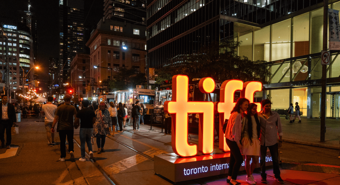 Filmfest. Toronto rollt den roten Teppich aus 1 Toronto, Filmfest, Leuchtzeichen